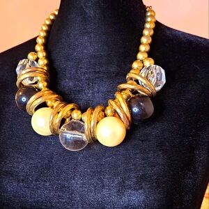 Vintage gold-tone beaded necklace with pearls! It's so pretty